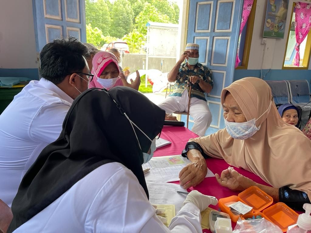 pemeriksaan ibu hamil gratis bentuk kepedulian akbid pgri bagi warga desa